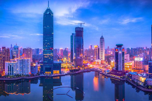 武漢金秋菊展巴公房子、黃鶴樓菊花造型驚艷 市民駐足觀賞萬盆秋菊繪就時尚畫卷