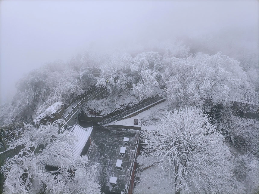 湖北十堰:武當(dāng)山銀裝素裹 云霧繚繞美如畫(huà)